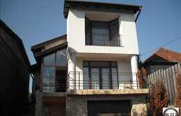 Casa in zona linistita cu stil arhitectural deosebit!