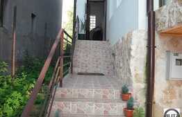 Casa in zona linistita cu stil arhitectural deosebit!