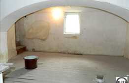 Casa de vanzare compusa din 2 apartamente, 177 mp utili