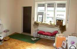 2 case la pret de 1! Zona frumoasa usor accesibila!