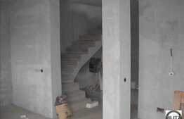 Duplex cu 160 mp, semifinisat!