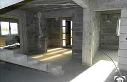 Casa de vanzare P+E+M, 600 mp utili, plus 2200 mp gradina