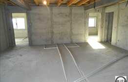 Casa de vanzare P+E+M, 600 mp utili, plus 2200 mp gradina