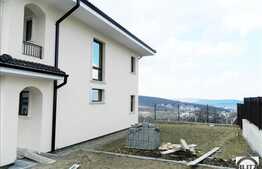 Duplex de vanzare, design deosebit, 120 mp utili si 330 mp teren, zona linistita