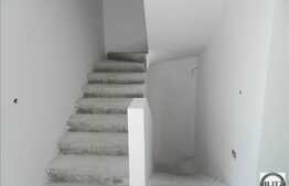 Triplex cu 140 mp utili, semifinisat, teren 200 mp, zona Jiului