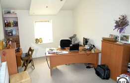 Jumatate de duplex, 300 mp zona de case.