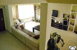 Jumatate de duplex, 300 mp zona de case.