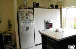 Jumatate de duplex, 300 mp zona de case.