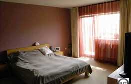 Jumatate de duplex, 300 mp zona de case.