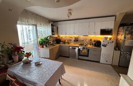 Apartament semidecomandat cu 3 camere, etaj intermediar, parcare, zona Terra