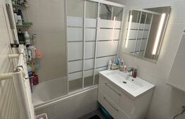 Apartament semidecomandat cu 3 camere, etaj intermediar, parcare, zona Terra