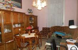 Casa de vanzare in zona centrala, 70 mp totali utili, curte comuna