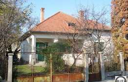 Casa de vanzare, 216 mp cu 800 mp teren si front de 19 ml, zona de exceptie