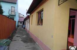 Vanzare casa in  curte comuna, 60 mp teren, pretabila pentru spatiu comercial!