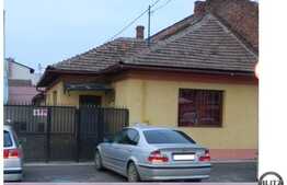 Vanzare casa in  curte comuna, 60 mp teren, pretabila pentru spatiu comercial!