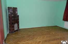 Vanzare casa in  curte comuna, 60 mp teren, pretabila pentru spatiu comercial!