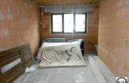 Vanzare casa la rosu, 280 mp utili, teren 300 mp, cu front de 32 m la 2 strazi