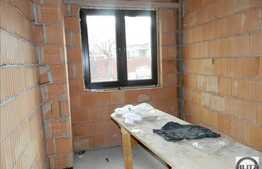 Vanzare casa la rosu, 280 mp utili, teren 300 mp, cu front de 32 m la 2 strazi