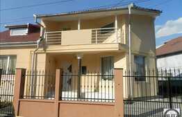 Casa de vanzare, 240 mp utili si 480 mp teren cu front de 24.5 ml