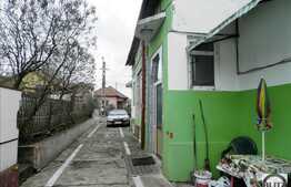 Casa 240 mp totali utili, cu 300 mp teren cu front de 10 ml