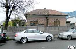 Casa renovabila de vanzare, 90 mp utili, teren 313 mp, front 30 m, la 2 strazi