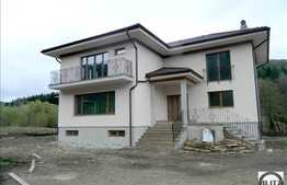 Vanzare casa in Faget, 400 mp utili cu 7516 mp teren. Semifinisat!