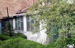 Vanzare casa renovabila 80 mp utili, teren 250 mp, locatie ultracentrala, garaj