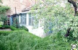 Vanzare casa renovabila 80 mp utili, teren 250 mp, locatie ultracentrala, garaj
