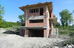 Casa individuala la rosu! 300 mp, garaj dublu, 1000 mp teren, zona linistita!