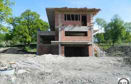 Casa individuala la rosu! 300 mp, garaj dublu, 1000 mp teren, zona linistita!