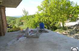 Casa individuala la rosu! 300 mp, garaj dublu, 1000 mp teren, zona linistita!