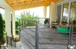 Casa de vanzare D+P+M, 320 mp utili cu 420 mp teren, garaj