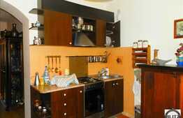 Casa de vanzare, 72 mp cu 300 mp teren inchiriat de la primarie. Renovata!