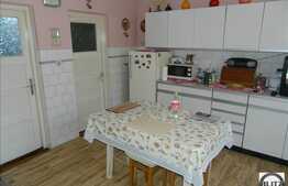 De vanzare casa 110 mp cu 330 mp teren, front de 16 ml. Zona buna de case!