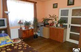 De vanzare casa 110 mp cu 330 mp teren, front de 16 ml. Zona buna de case!