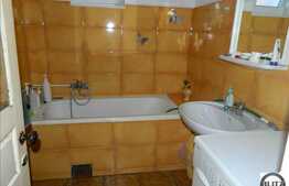 De vanzare casa 110 mp cu 330 mp teren, front de 16 ml. Zona buna de case!