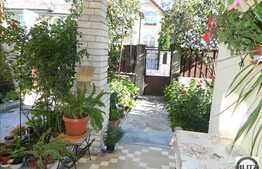 De vanzare casa 110 mp cu 330 mp teren, front de 16 ml. Zona buna de case!