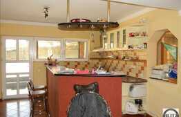 Casa individuala, 8 camere, 300 mp utili, teren 600 mp, zona linistita de case