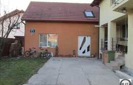 De vanzare 2 case, curte comuna, 225 mp , cu teren de 450 mp, zona Iris!