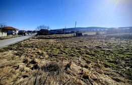 Teren construibil -556 mp situat in Chinteni in  zonă de case, front 16ml