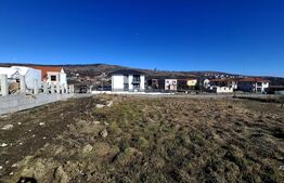 Teren construibil -556 mp situat in Chinteni in  zonă de case, front 16ml