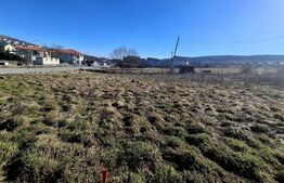 Teren construibil -556 mp situat in Chinteni in  zonă de case, front 16ml