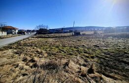 Teren construibil -556 mp situat in Chinteni in  zonă de case, front 16ml