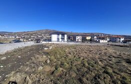 Teren construibil -556 mp situat in Chinteni in  zonă de case, front 16ml