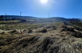 Teren construibil -556 mp situat in Chinteni in  zonă de case, front 16ml