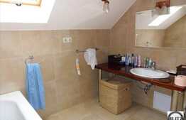 Casa de vanzare cu 5 camere, 170 mp, teren 1100 mp, renovata, zona linistita!