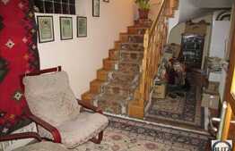 2 case de vanzare, situate in aceeasi curte, teren de 252 mp, zona Centrala!