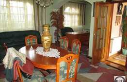 2 case de vanzare, situate in aceeasi curte, teren de 252 mp, zona Centrala!