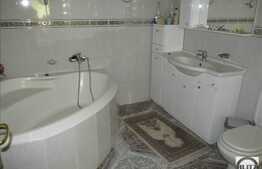 2 case de vanzare, situate in aceeasi curte, teren de 252 mp, zona Centrala!