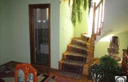 2 case de vanzare, situate in aceeasi curte, teren de 252 mp, zona Centrala!